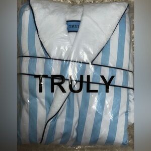 TRULY Mikanos Luxury Robe - New in original sealed packaging